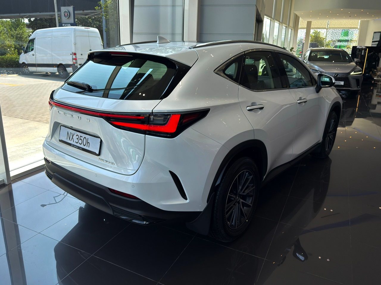 NX 350h Executive (6/11)